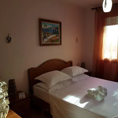Veranda Rooms Pensión Tirana